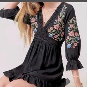 Audrey Parks Francesca’s Embroidered Mini Dress Floral Flounce Hem V-Neck - M